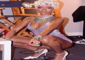 Pembe Kaşlı Rihanna!